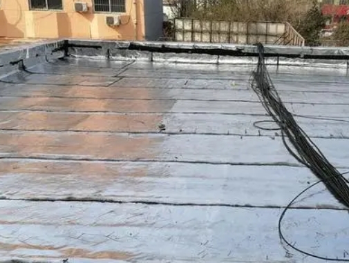 温宿卫生间漏水维修公司分享下温宿屋面楼顶防水刚性防水层施工要点。